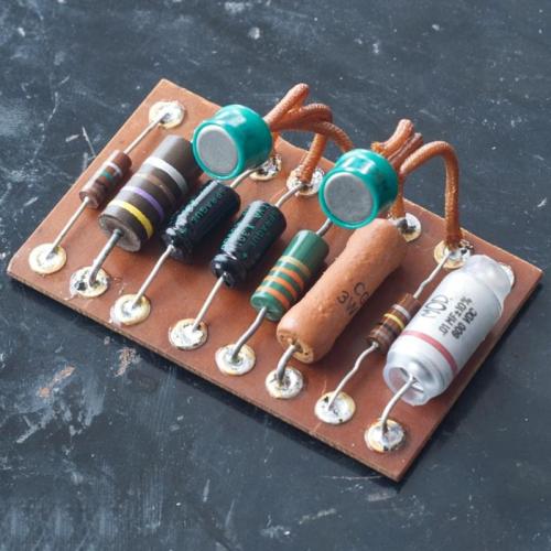 Customer image:<br/>"Point-to-point Fuzz Face on eyelet board with Sprage electrolytics"